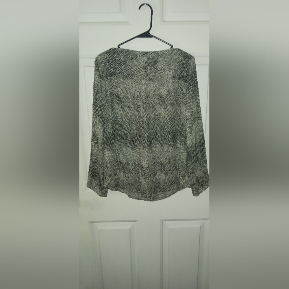 Cynthia Rowley Long Sleeves Vneck Silk Blouse/ Sz S/ Gray Snakeskin Covered - Picture 3 of 3